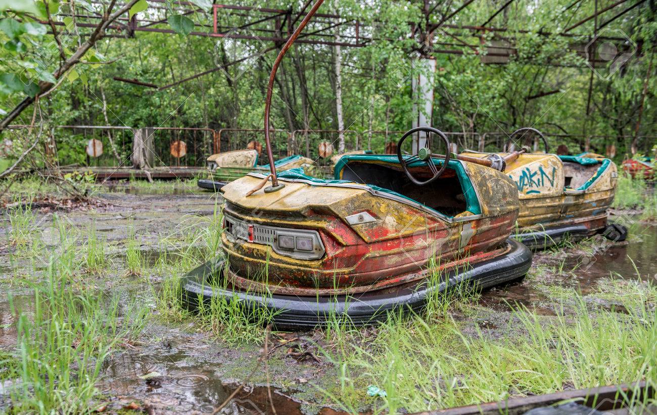 68721212-auto-in-roestige-area-of--spellen verlaten de pripyat-park tchernobyl.jpg