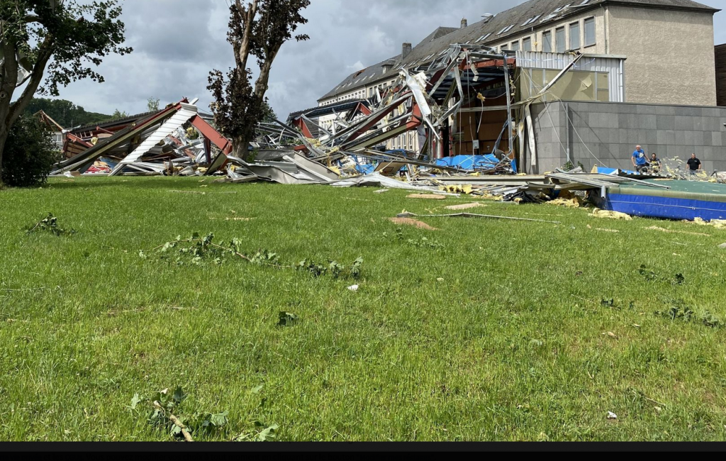 Zrzut ekranu 2021-06-20 o 19-36-10 Zła pogoda w Walonii liczba ofiar wzrasta do 92 domów dotkniętych tornadem w Beaurain[...].png