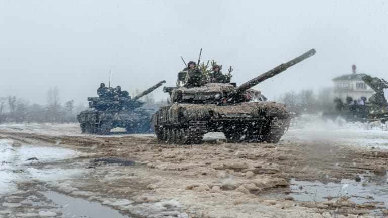 سربازان-اوکراین-با-تانک-های-در-منطقه-خارکو-اوکراین-در-10-فوریه-2022-1234545.jpg