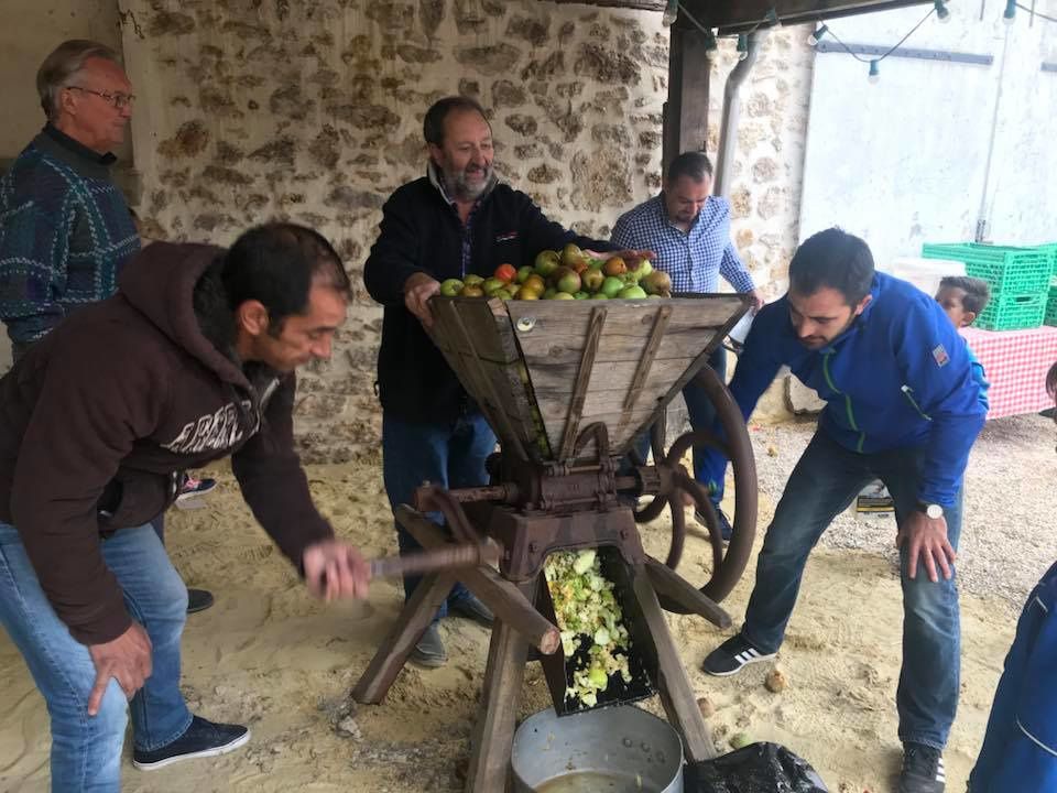 Adapter un moteur, poulie et courroie sur un grugeoir à pommes