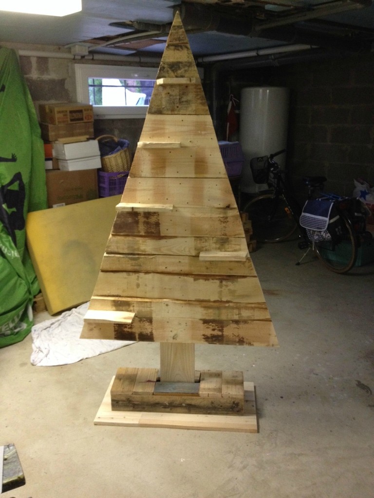tree-of-christmas-pallet-house-design-apsip-com-with-103962699-o-and-decoration-in-christmas-pallet-41-768x1024px-decoration-of-christmas-in-palette.jpg