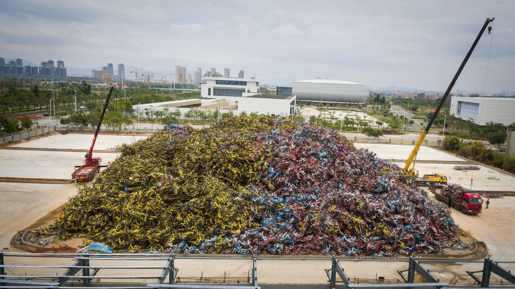 numerous-shared-bikes-piled-up-in-xiamen_5983514.jpg